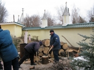 Заготовка дров во дворе Свято-Вознесенского храма г.Александровска