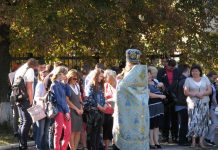 В Луганском колледже строительства, экономики и права отслужили молебен перед началом учебного года