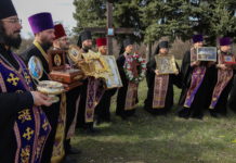 Священнослужители Луганской епархии совершили Крестный ход вокруг города со святынями