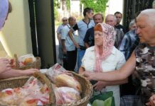 Выживание Александровска в страшное лето 2014 года. Труженики тыла Раздача хлеба, Свято-Вознесенский храм, г.Александровск, июль 2014