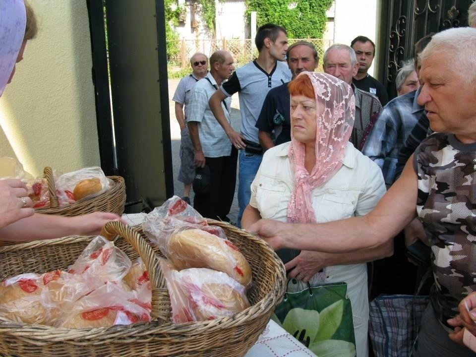 Раздача хлеба, Свято-Вознесенский храм, г.Александровск, июль 2014