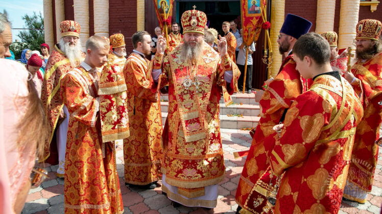 Славяносербск. Митрополит Пантелеимон возглавил престольный праздник храма святого первомученика архид. Стефана