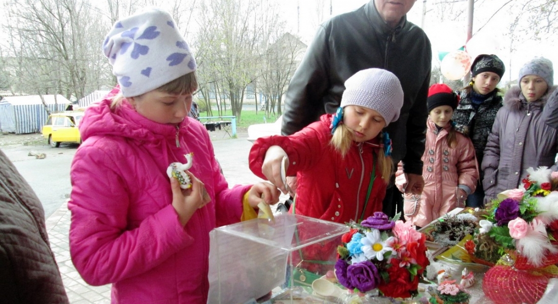 Благотворительная ярмарка детских поделок, пос. Родаково, 13.04.2014